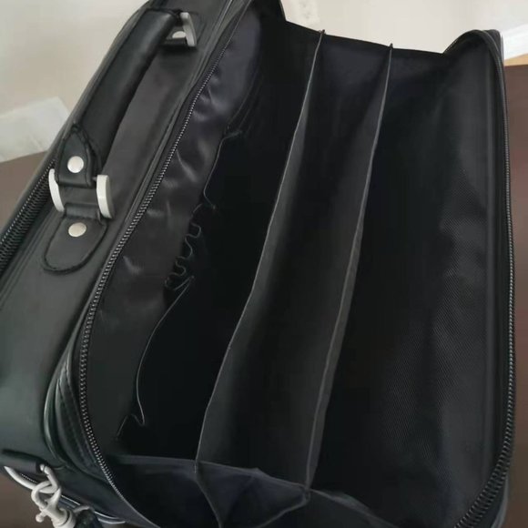 Danier Genuine Leather laptop case 15 Inch Black - Picture 8 of 10